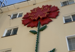 Цветок Октября вернулся на проспект Мира после реставрации